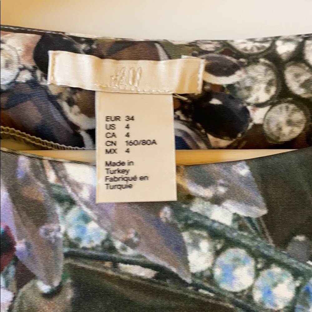 Jewel print scuba crop top. - Picture 2 of 6